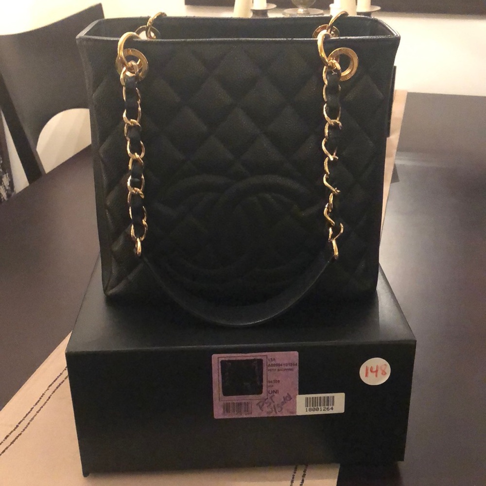 Chanel caviar black petit shopping tote 🖤